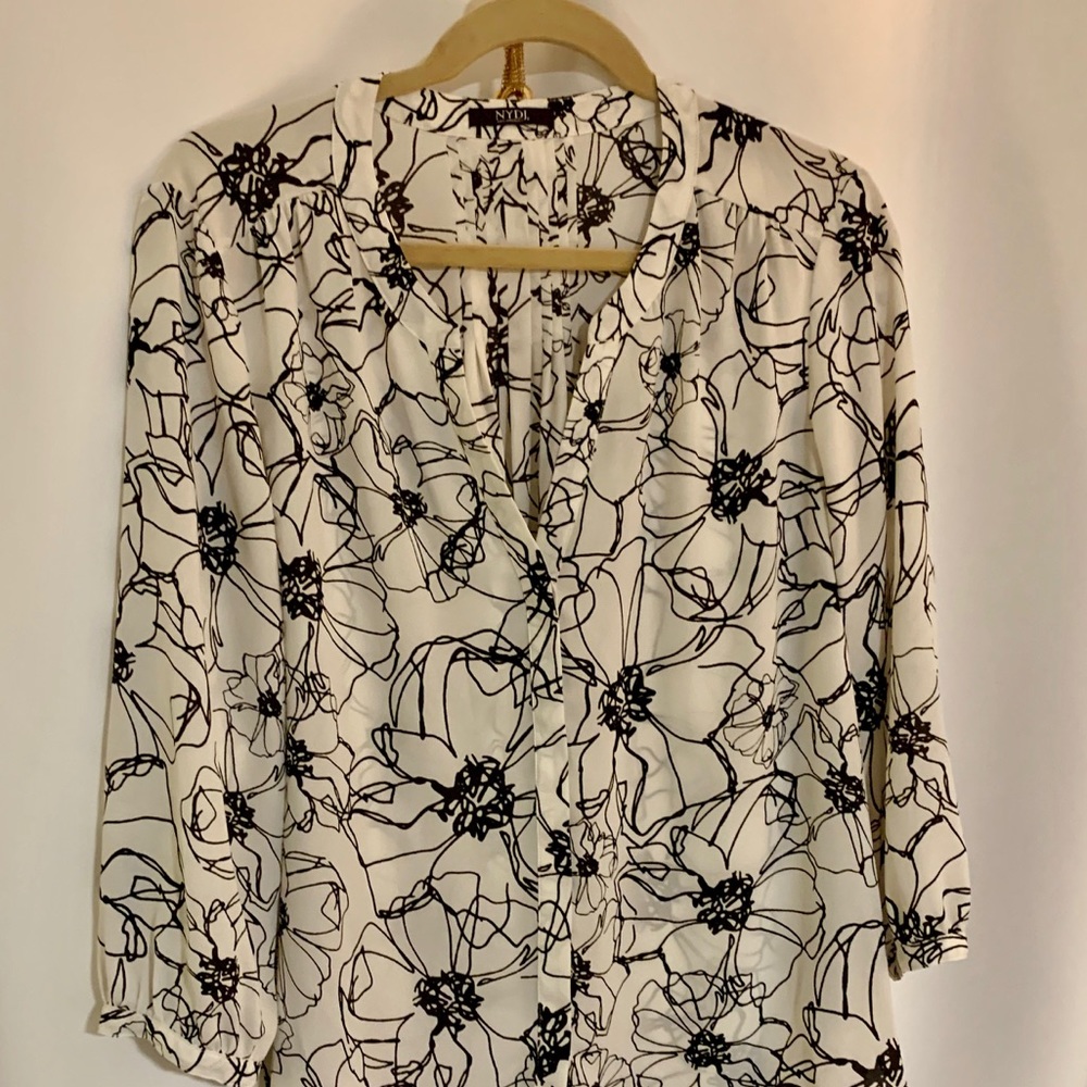 Gorgeous Black and White print Blouse